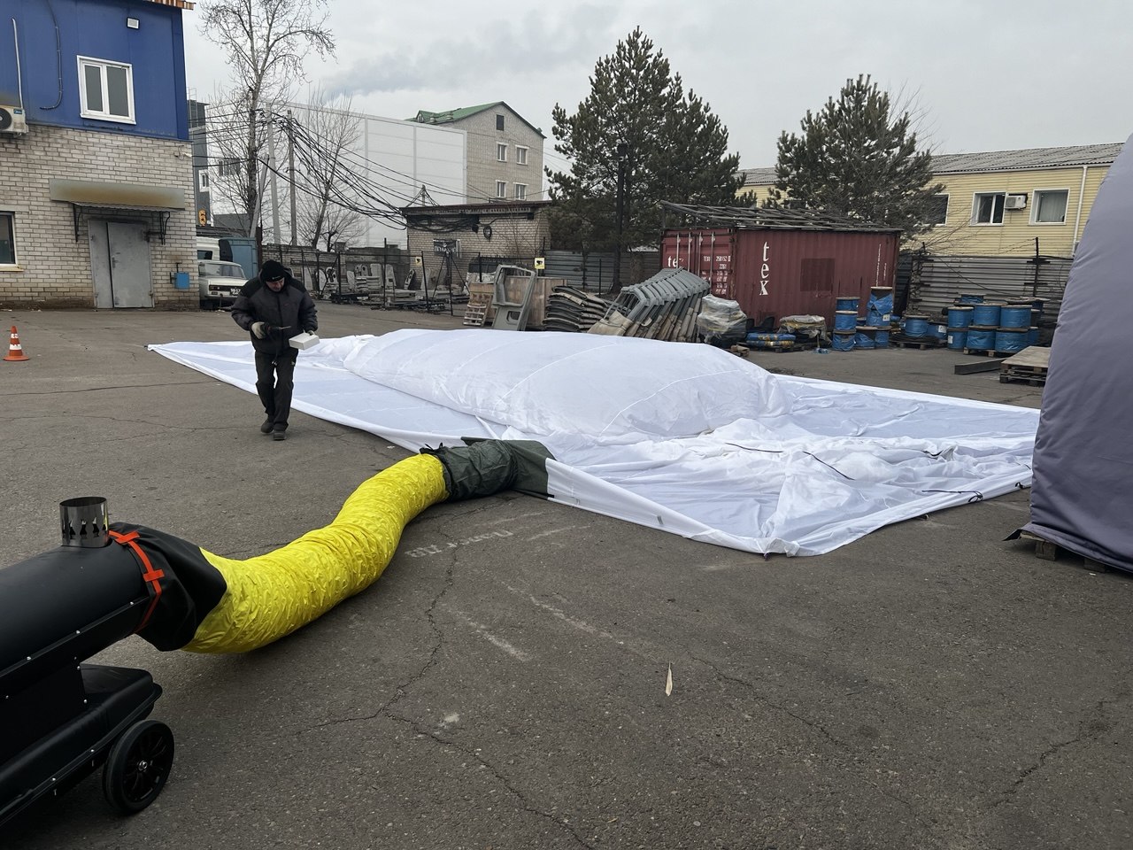 Палатка надувается воздуходувкой